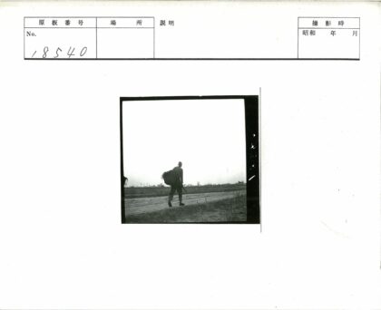 农夫背柴行走泥泞小路.jpg