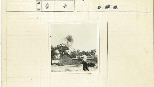 农夫茅屋前处理干草.jpg