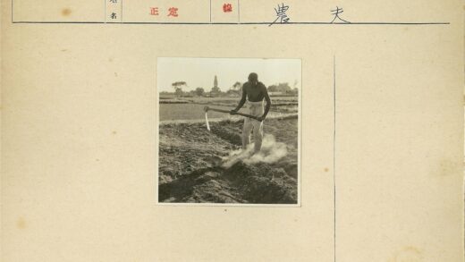农夫锄地耕作田园风光.jpg
