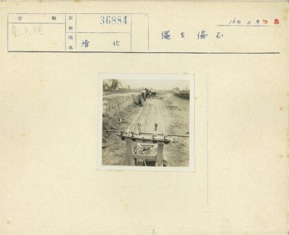 农村人力拉缆绳劳作场景.jpg