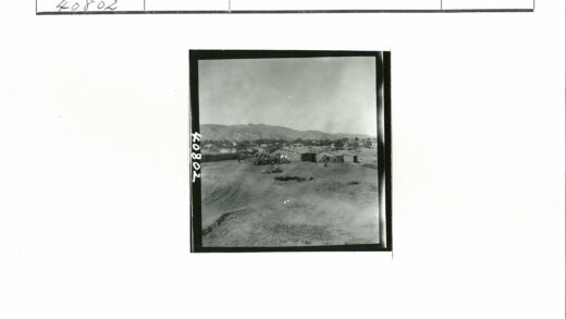 农村拖拉机集会远山背景.jpg