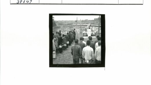 农村男子持帽集会户外场景.jpg