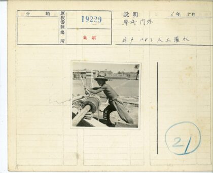 农村男子操作手动井取水.jpg