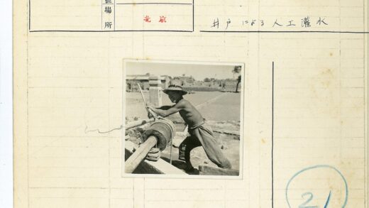 农村男子操作手动井取水.jpg