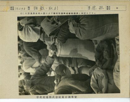 农民围坐分拣谷物麻袋.jpg