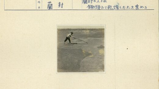 农民在旱地劳作.jpg
