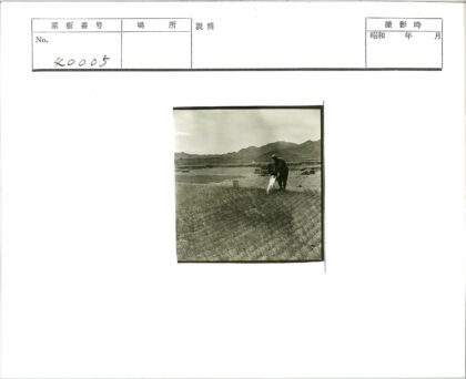 农民山区浇灌贫瘠庄稼.jpg