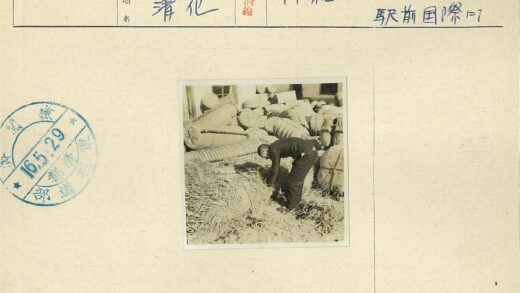 农民弯腰劳作稻草篮筐建筑背景.jpg