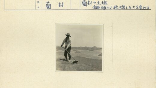 农民戴帽耕作贫瘠土地.jpg