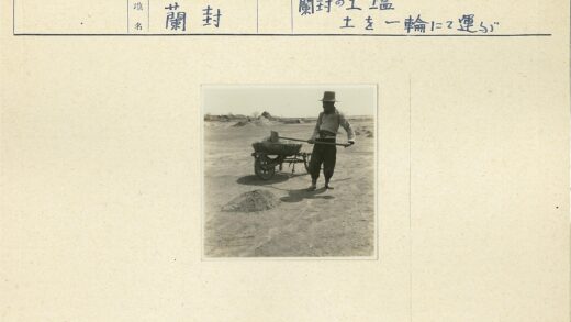 农民推车耕作荒地.jpg