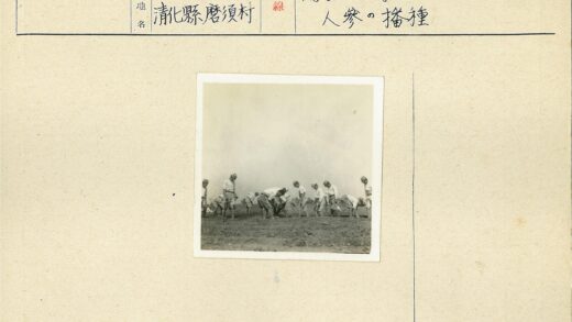 农民田间劳作晴朗天空.jpg