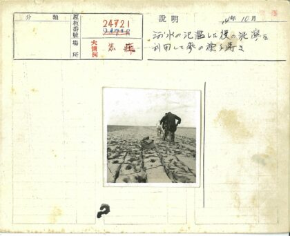 农民走过贫瘠土地.jpg