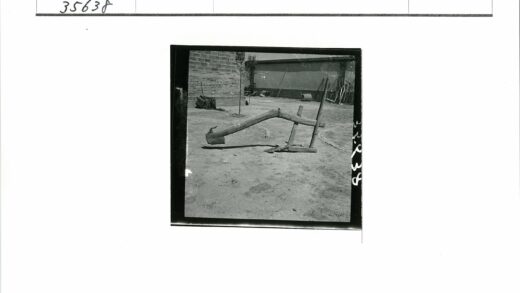 农用犁与园艺工具院子景.jpg
