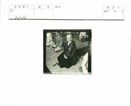 冥想大厅传统与现代服饰对比.jpg