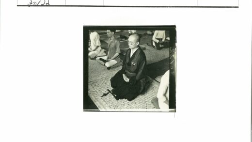 冥想大厅传统与现代服饰对比.jpg