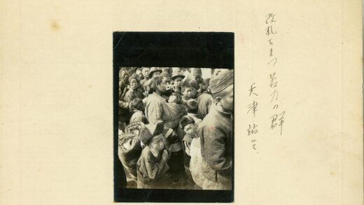 冬季传统服装人群户外场景.jpg