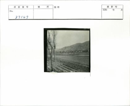 冬季农田劳作与远山景色.jpg