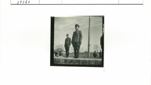 冬季制服男子站砖台.jpg