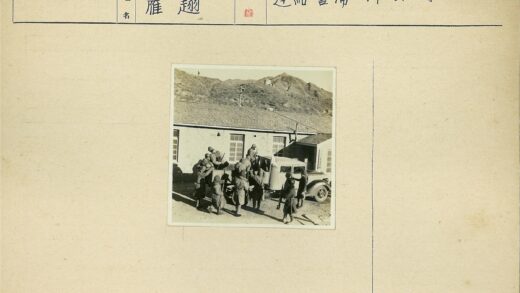 冬季士兵集结旧卡车旁.jpg