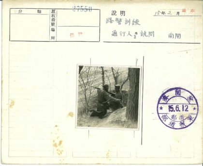 冬季森林对峙持枪场景.jpg