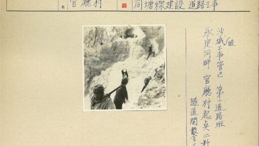 冬季登山队穿越岩石山区.jpg