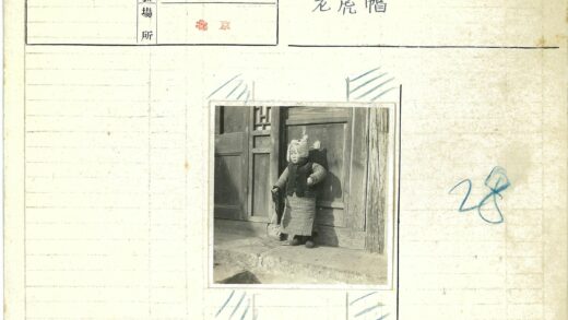 冬帽孩童站木门旁.jpg
