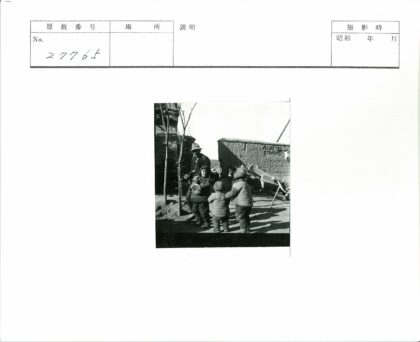 冬日乡村孩童与男子合影.jpg