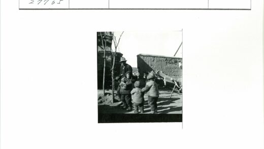 冬日乡村孩童与男子合影.jpg