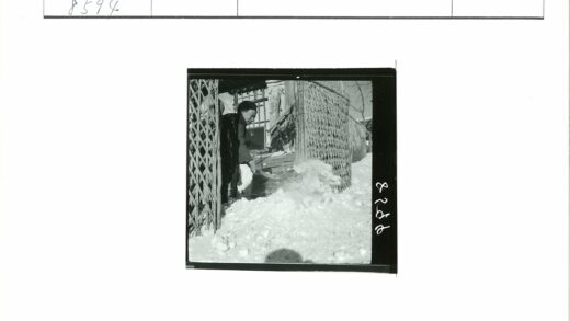 冬日乡村木屋铲雪场景.jpg