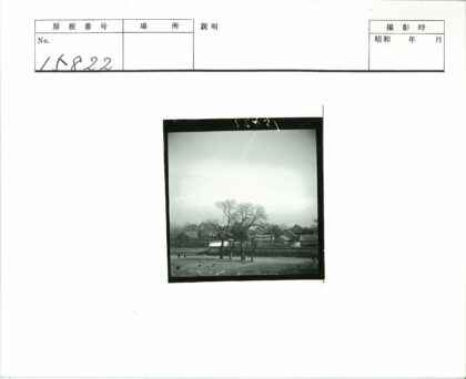 冬日乡村泥泞小径与古建筑.jpg