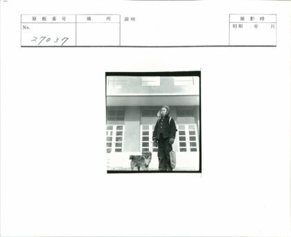 冬日人与小狗窗前合影.jpg