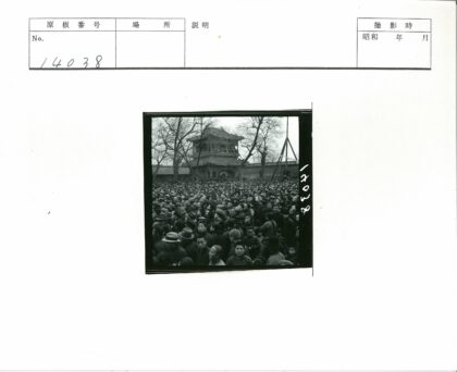 冬日人群聚集传统建筑前.jpg