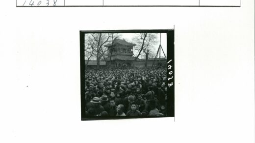 冬日人群聚集传统建筑前.jpg
