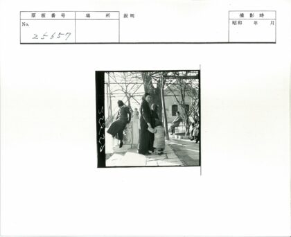 冬日人群聚集建筑前.jpg