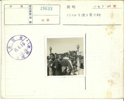 冬日人群走过挂路灯的桥.jpg