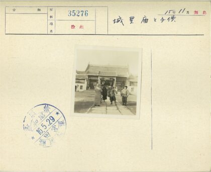 冬日传统建筑前的行人.jpg