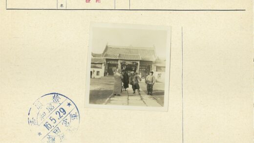 冬日传统建筑前的行人.jpg
