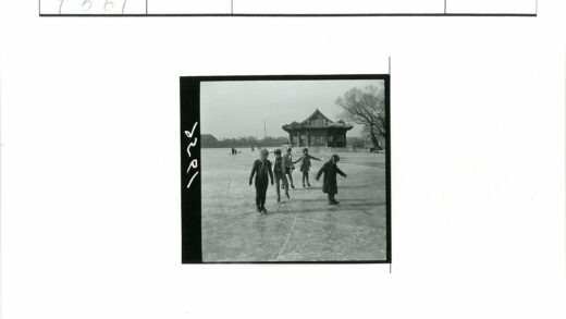 冬日冰湖上的传统建筑与滑冰孩童.jpg