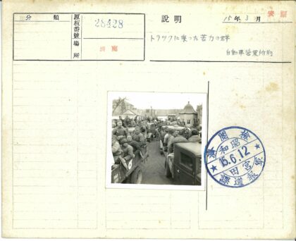 冬日卡车人群与山墙建筑街景.jpg