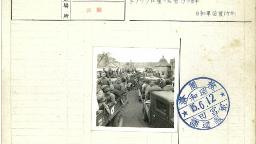 冬日卡车人群与山墙建筑街景.jpg