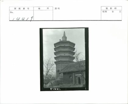 冬日古塔与传统建筑景观.jpg