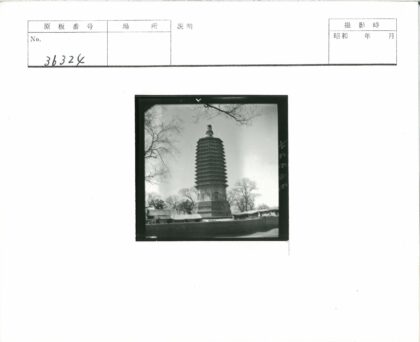冬日古塔与庭院建筑景观.jpg