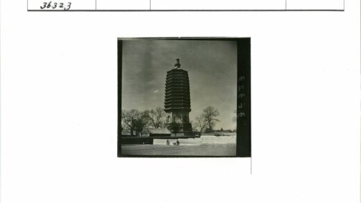 冬日古塔与行人远景.jpg