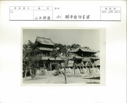 冬日古塔石墙枯树景观.jpg