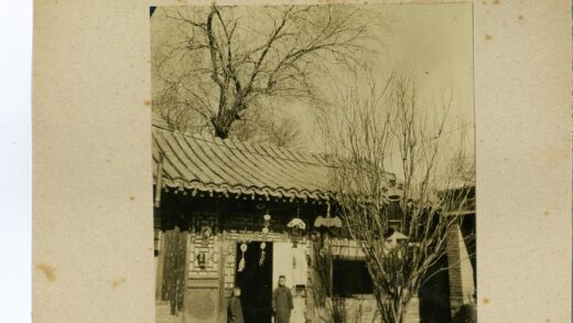 冬日古建门口人物剪影.jpg
