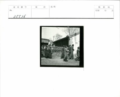 冬日圆墙行人传统景.jpg