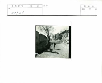 冬日土路提篮行.jpg