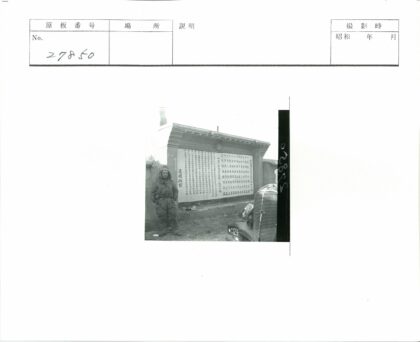 冬日墙边人与125号车.jpg