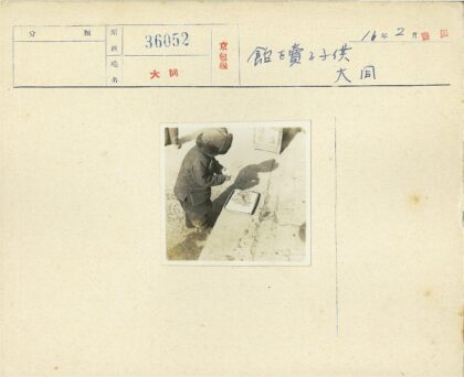 冬日孩童与托盘户外瞬间.jpg