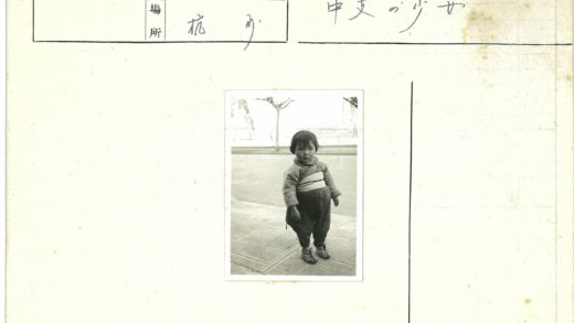冬日孩童与枯树街景.jpg